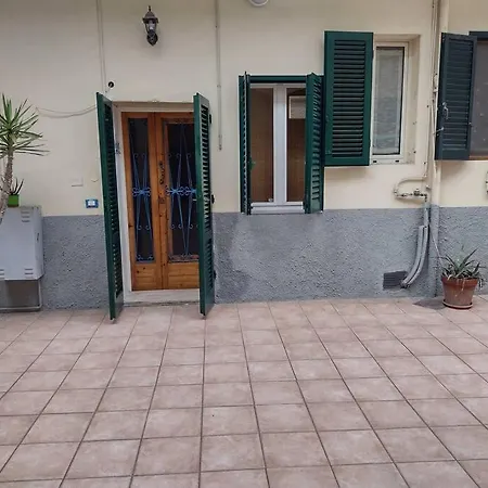 La Cala Del Nostromo A Due Passi Dal Piazza Bovio E Dal Mare *
