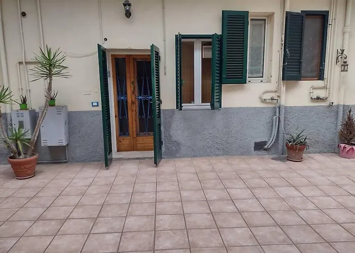 La Cala Del Nostromo A Due Passi Dal Piazza Bovio E Dal Mare *